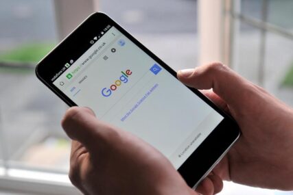 POGODNOSTI ZA KORISNIKE ANDROIDA Gugl nudi izbor od pet pretraživača interneta