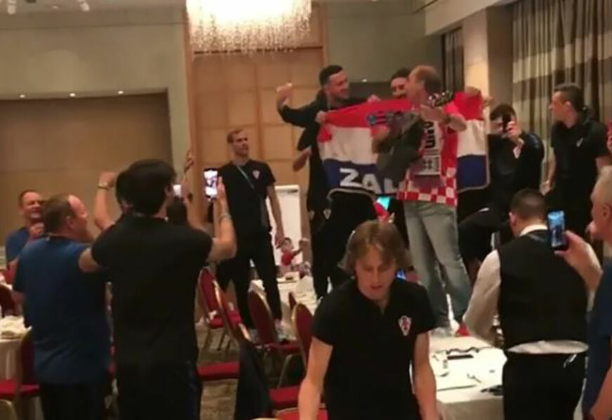 S GITAROM NA STO Evo kako je reprezentacija Hrvatske proslavila prolazak u finale Mundijala