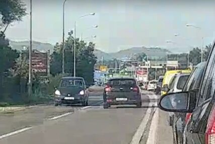 KAMIKAZA ZA VOLANOM Žena s “kijom” danima SIJE STRAH među vozačima (VIDEO)