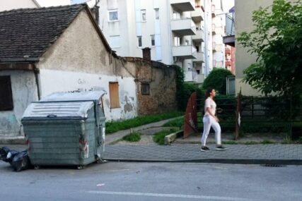 LOGIKA "PARKIRANJA" I pored predviđenog mjesta, kontejner stoji na ulici