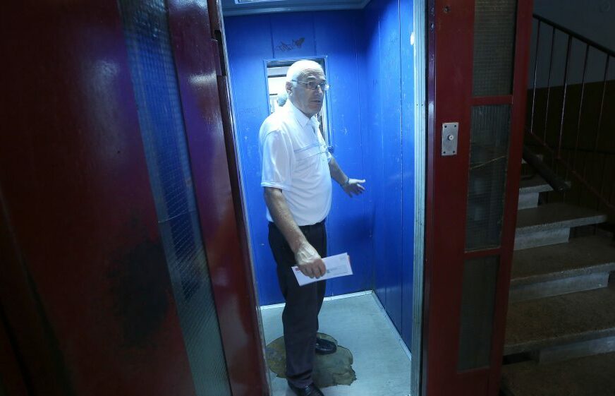 SIGURNIJE DO VIŠIH SPRATOVA Popravljaju liftove u starim zgradama u Boriku i Bulevaru