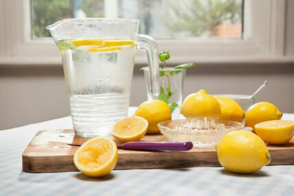 UBRZAVA MRŠAVLJENJE Zaboravite na vodu s limunom, ovo je novi hit napitak BEZ KALORIJA