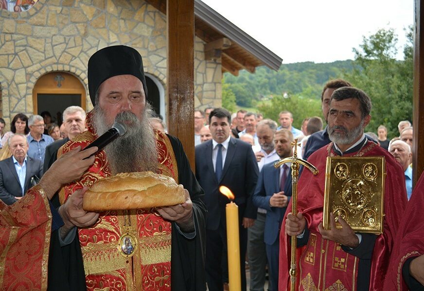 OSVEŠTAN OBNOVLJENI HRAM KOD LOPARA Episkop Fotije pozvao na duhovno jedinstvo srpskog naroda i onih koji vode državu