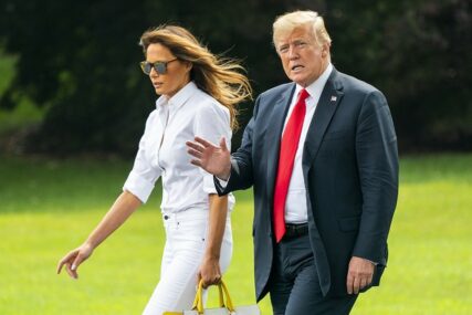 FOTOGRAFIJA OBIŠLA SVIJET Melanija za ruku drži Donalda Trampa, a ljubi NJEGA