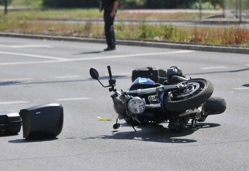 HOROR NA PUTU Motorista udario u banderu, pao na asfalt, a onda je BMW PREŠAO PREKO NJEGA