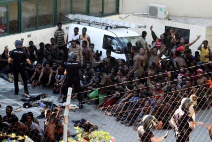 Migranti prešli ogradu i na POLICAJCE bacili živi kreč, više ih u bolnici zbog OPEKOTINA