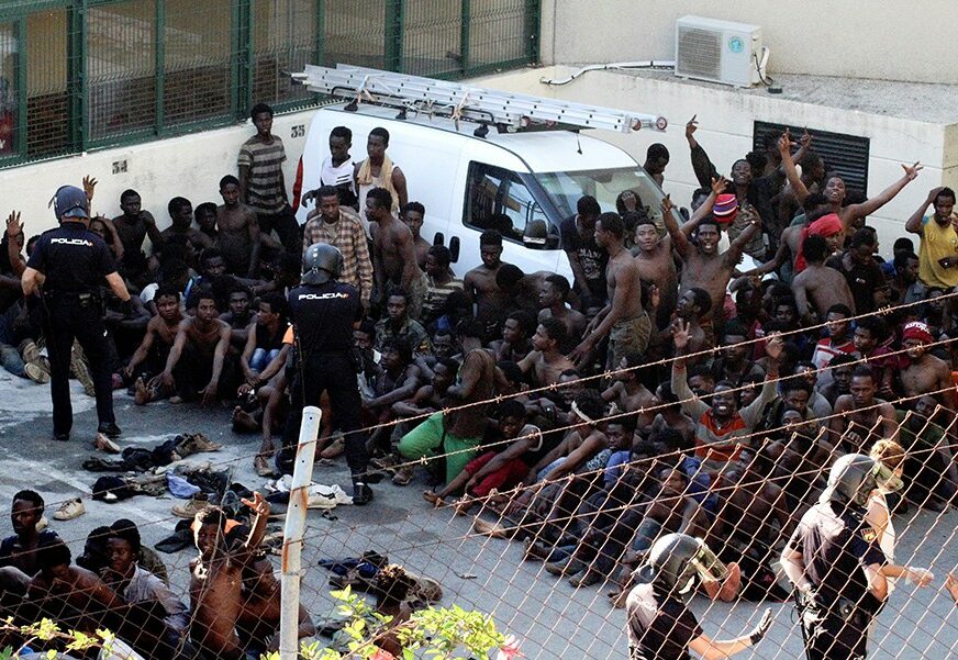 Migranti prešli ogradu i na POLICAJCE bacili živi kreč, više ih u bolnici zbog OPEKOTINA