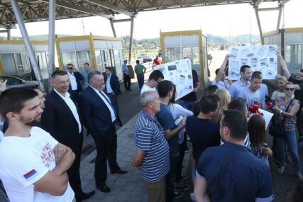 PERFORMANS Na "ceremoniji" kod NAPLATNIH KUĆICA pojavila se i opozicija (FOTO, VIDEO)