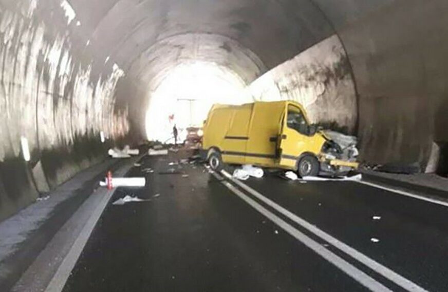 U stravičnoj nesreći kod Olova ŽIVOTE IZGUBILI vozači iz Banovića i Viteza, još sedam povrijeđeno