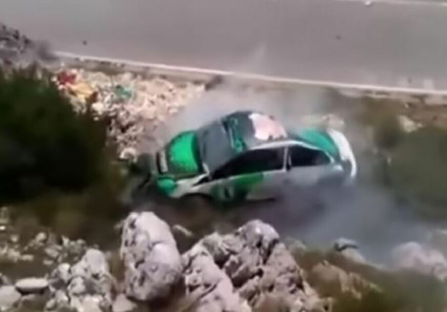 STRAVIČAN UDES U CRNOJ GORI Automobil udario u stijene U PUNOJ BRZINI, vozač samo pukom srećom nije povrijeđen (VIDEO)