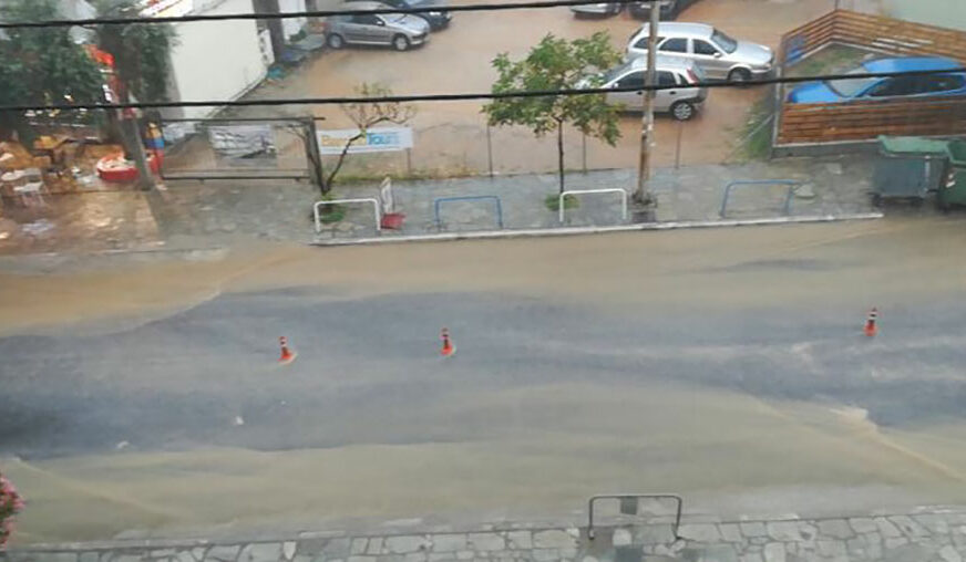 TURISTI OČAJNI Na Tasosu ulice neprohodne, na Halkidikuju lije kiša