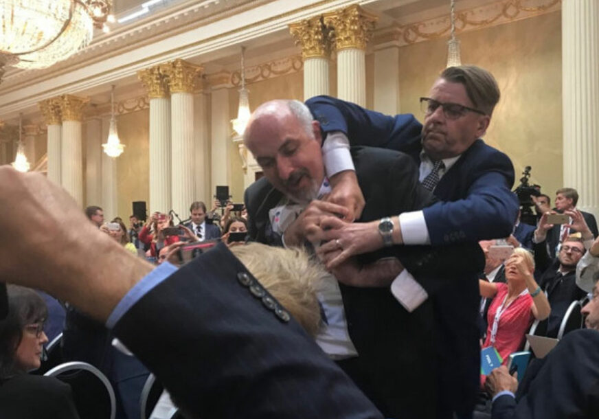 NOSIO TRANSPARENT PROTIV NUKLEARNOG ORUŽJA Novinar nasilno izbačen sa pres-konferencije Putina i Trampa (VIDEO)