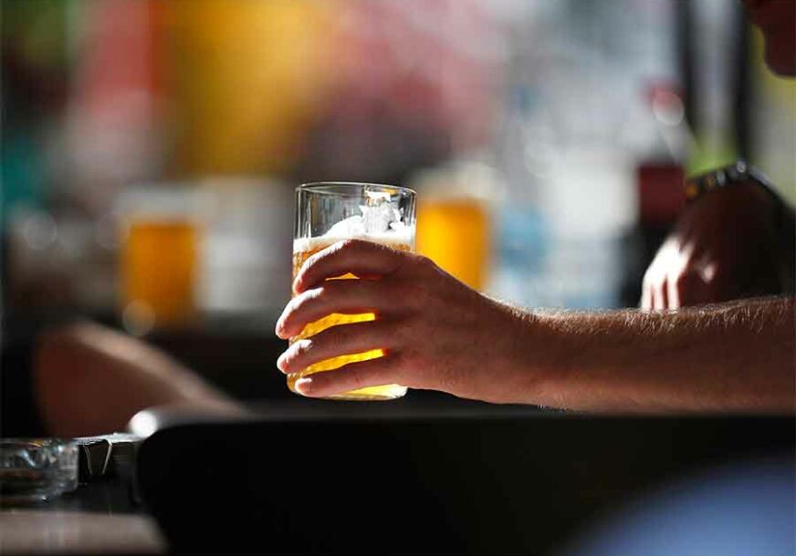 ULICOM TEKAO ALKOHOL Iz kamiona ispalo 70 gajbi piva, građani u AKCIJI SPASAVANJA (FOTO)