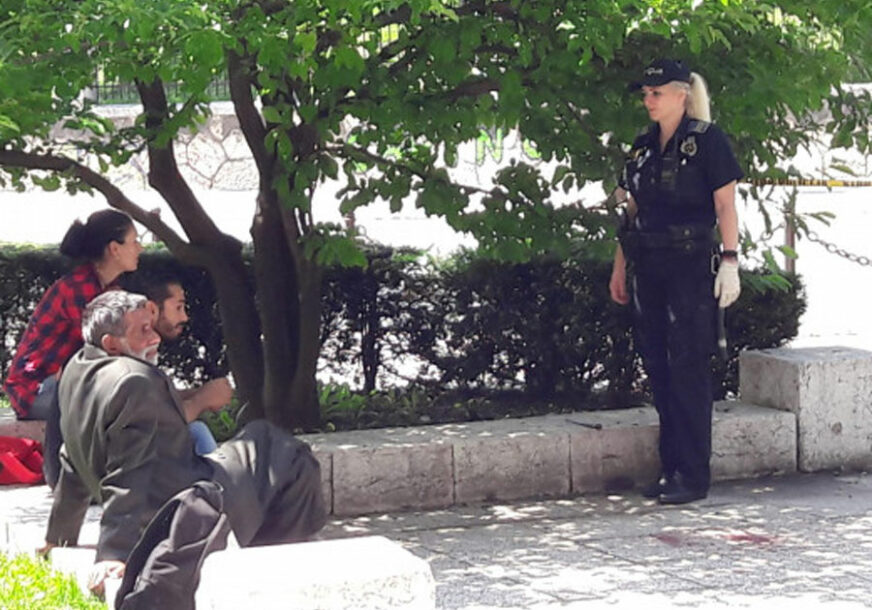 OBRAČUN U PARKU Pokušao da otme novac prosjakinji, pa njenog zaštitnika isjekao nožem