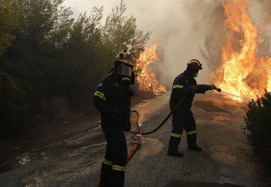 VATRENA STIHIJA U GRČKOJ Vatrogasne službe se bore sa požarima, evakuisani turisti