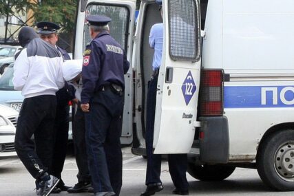 POKUŠAO DA PREGAZI POLICAJCA Uhapšen nesavjesni vozač (72) iz Doboja