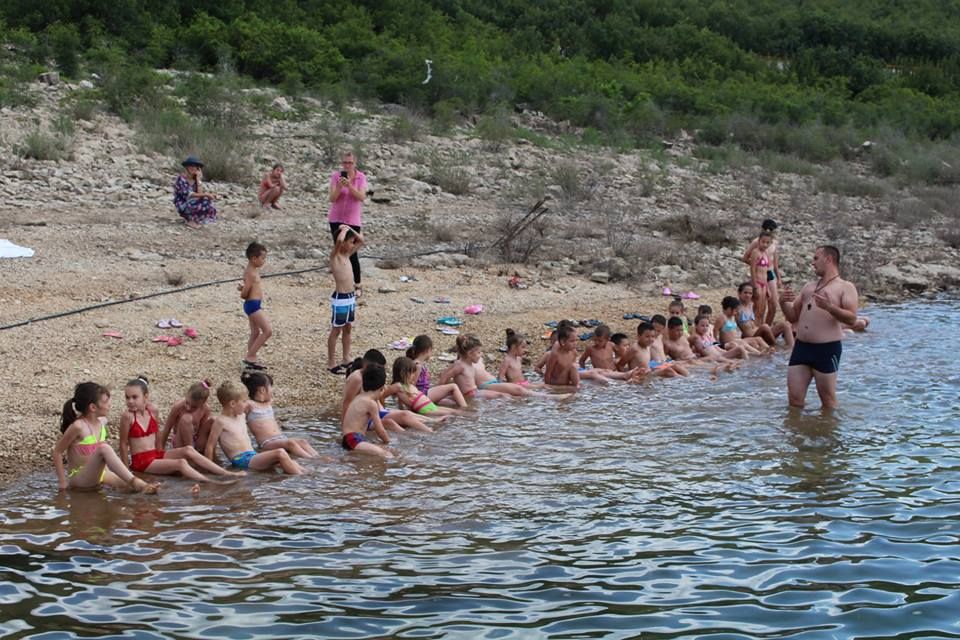 Prva besplatna škola plivanja za djecu na Bilećkom jezeru