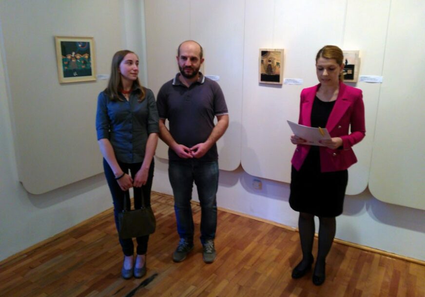PRIČE IZ DUŠE Amerikanka ŽIVI I STVARA u Foči, otvorena izložba njenih radova