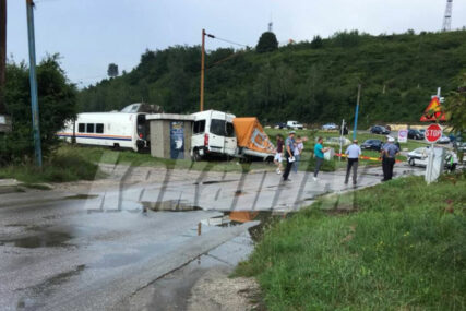 NESREĆA KOD KAKNJA Voz udario u kombi koji je prelazio prugu