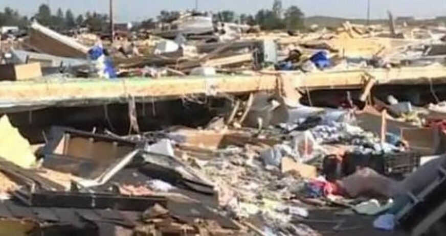 STRAVA U SJEVERNOJ DAKOTI Tornado pogodio kamp, UBIO NOVOROĐENČE i uništio 122 objekta, ljudi se tresli (FOTO)