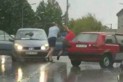 TUKAO LED, SIJEVALE PESNICE Dva muškarca se potukla nasred ulice u Prijedoru