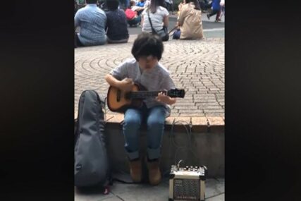OVAJ MALI VIRTUOZ ĆE VAS ODUŠEVITI Feng svira ukulele i ostavlja bez daha (VIDEO)