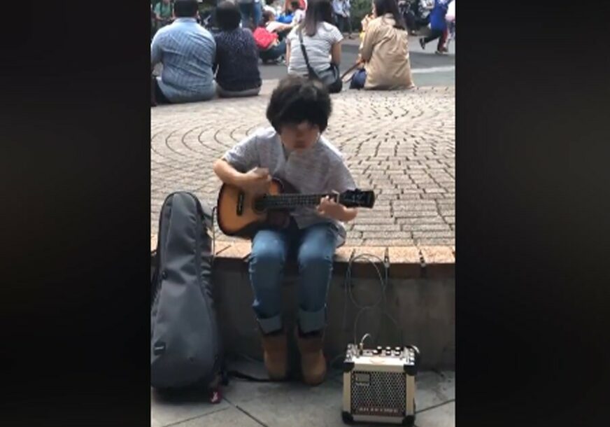 OVAJ MALI VIRTUOZ ĆE VAS ODUŠEVITI Feng svira ukulele i ostavlja bez daha (VIDEO)
