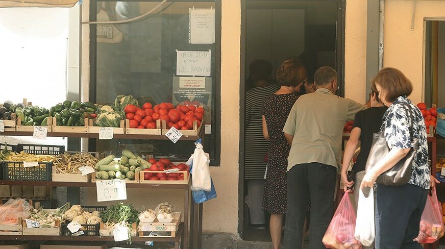 AKCIJA BRAČNOG PARA KOD PALA Besplatno povrće za one koji su ostali bez posla (FOTO)
