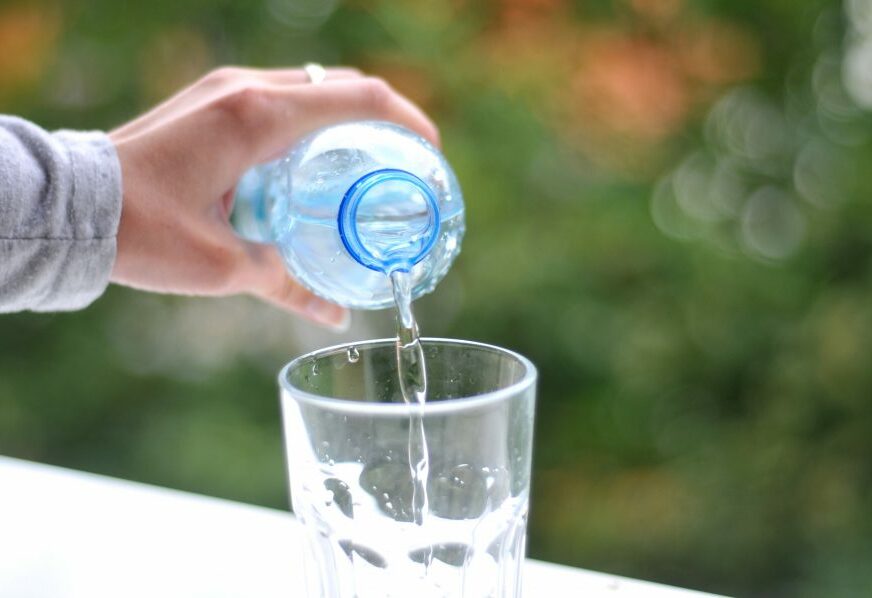voda u čaši