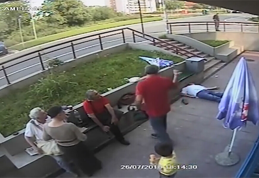 BRUTALNO Nokautirao muškarca, uhvatio dijete za ruku i mirno otišao, iako je žrtva ostala NEPOMIČNO DA LEŽI