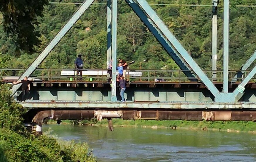 KRAJ DRAME U ZENICI Policija savladala muškarca koji je prijetio skokom sa mosta