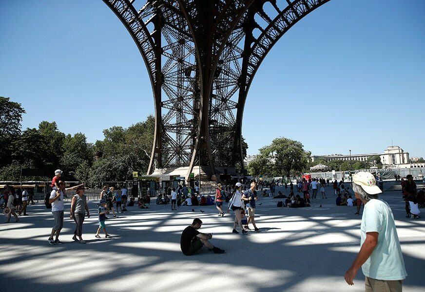 DRAMA U PARIZU Spasioci pregovaraju sa muškarcem na Ajfelovoj kuli
