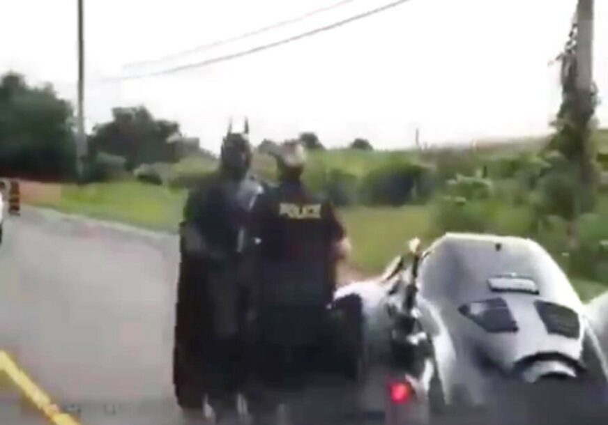 NE OPRAŠTAJU NI SUPERJUNACIMA Policija zbog brze vožnje zaustavila BETMENA (VIDEO)