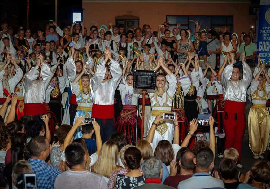 Koncert „Bosiljak i prijatelji igraju za Derventu“ održan na ljetnoj sceni na korzu