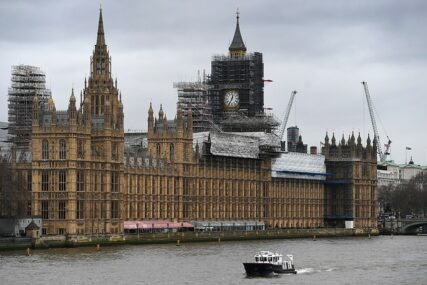 BLOKADA U LONDONU Automobilom udario i srušio ogradu britanskog parlamenta