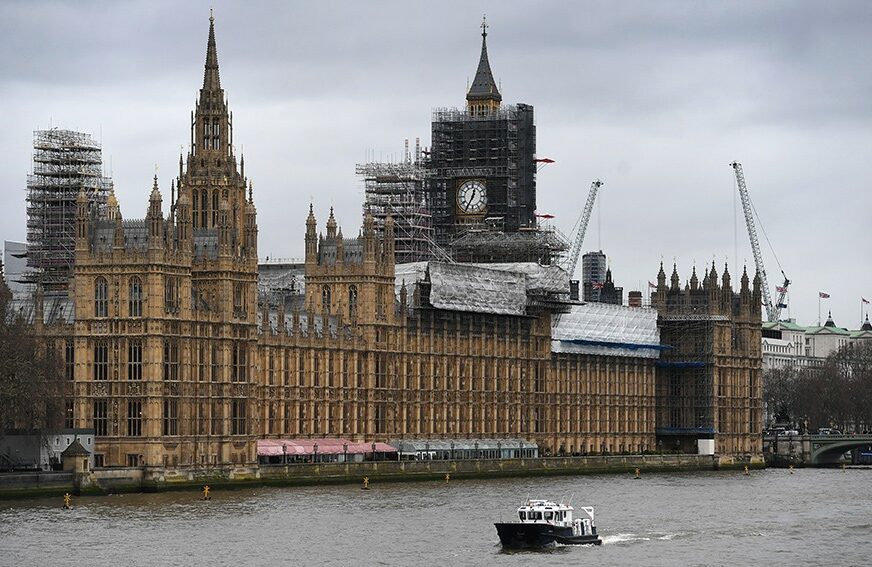 BLOKADA U LONDONU Automobilom udario i srušio ogradu britanskog parlamenta