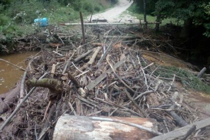 Sokolac: Bujične vode u selu Bare oštetile mostove
