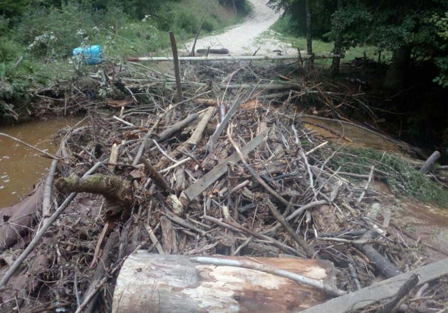Sokolac: Bujične vode u selu Bare oštetile mostove