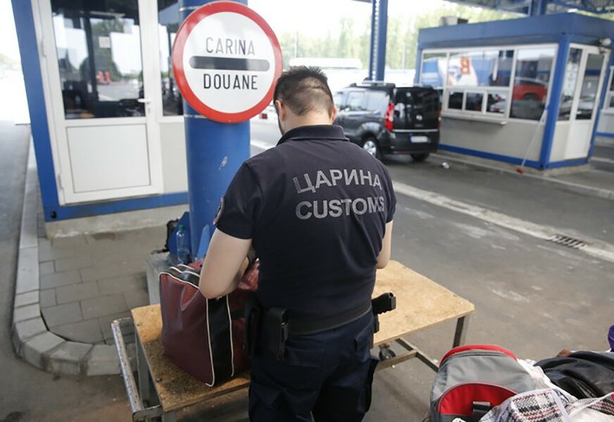 Na graničnom prelazu zaplijenjeno 70.000 evra, otkriveni u automobili ruskih registarskih oznaka