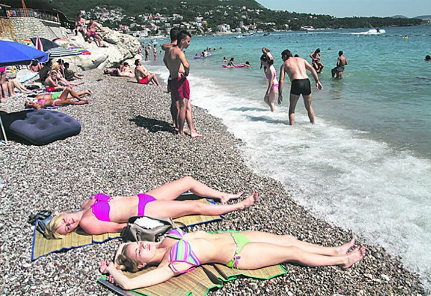 NEUOBIČAJENO TOPLO ZA OVO DOBA GODINE Oktobarsko sunce izmamilo kupače na crnogorske plaže