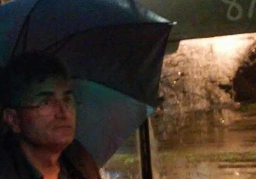 PROKIŠNJAVA U JAVNOM PREVOZU Putnicima mokre zadnjice, vozač vozi sa kišobranom (FOTO)