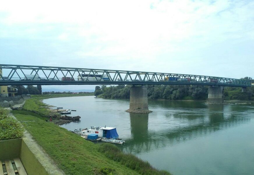 NAKON TRAGEDIJE U ITALIJI IZ GRADIŠKE UPOZORAVAJU Most na Savi pretvoren u PARKING DVIJE DRŽAVE