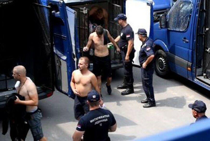 UHAPŠENI NAKON DIVLJANJA NA PUMPI Pogledajte kako policija kod Beograda sprovodi HULIGANE TORCIDE (VIDEO)