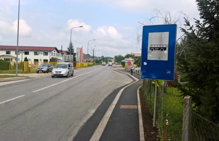 NOVINE U LAZAREVU Mještani dobili 170 metara trotoara, uskoro i nova nadstrešnica na autobuskom stajalištu