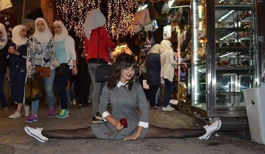 BALERINA UNIJELA RADOST MEĐU GRAĐANE DAMASKA Graciozna crnka plesom oduševljava prolaznike (FOTO)