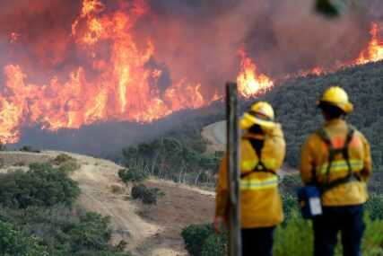 VATRENA STIHIJA U KALIFORNIJI Više miliona ljudi zbog požara ostaje bez struje