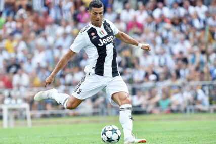 Ronaldo MASKIRAN igrao fudbal na ulicama Torina (VIDEO)
