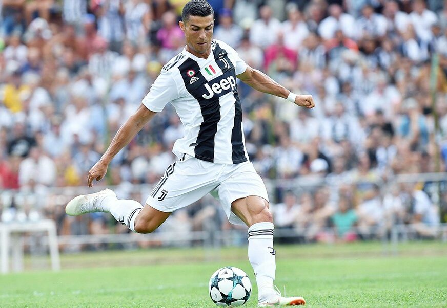 Ronaldo MASKIRAN igrao fudbal na ulicama Torina (VIDEO)