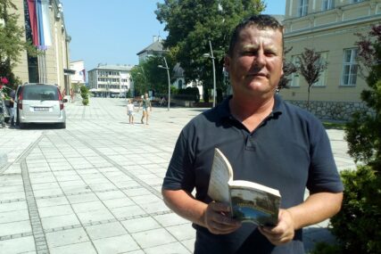 DRUGAČIJI PO ŽIVOTNOM OPREDJELJENJU I ISKUSTVU Pjesnik iz Kalenderovaca kod Dervente NA SKELI sakuplja inspiraciju, a NA ZEMLJI zapisuje