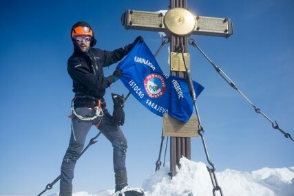 Neustrašivi planinari OSVOJILI VRH TOBLERONE: Zastava planinarskog društva „Trebević“ na Materhornu